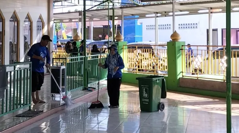 Kemenag Sulbar Bersihkan 713 Masjid dalam Aksi “Gebermas”