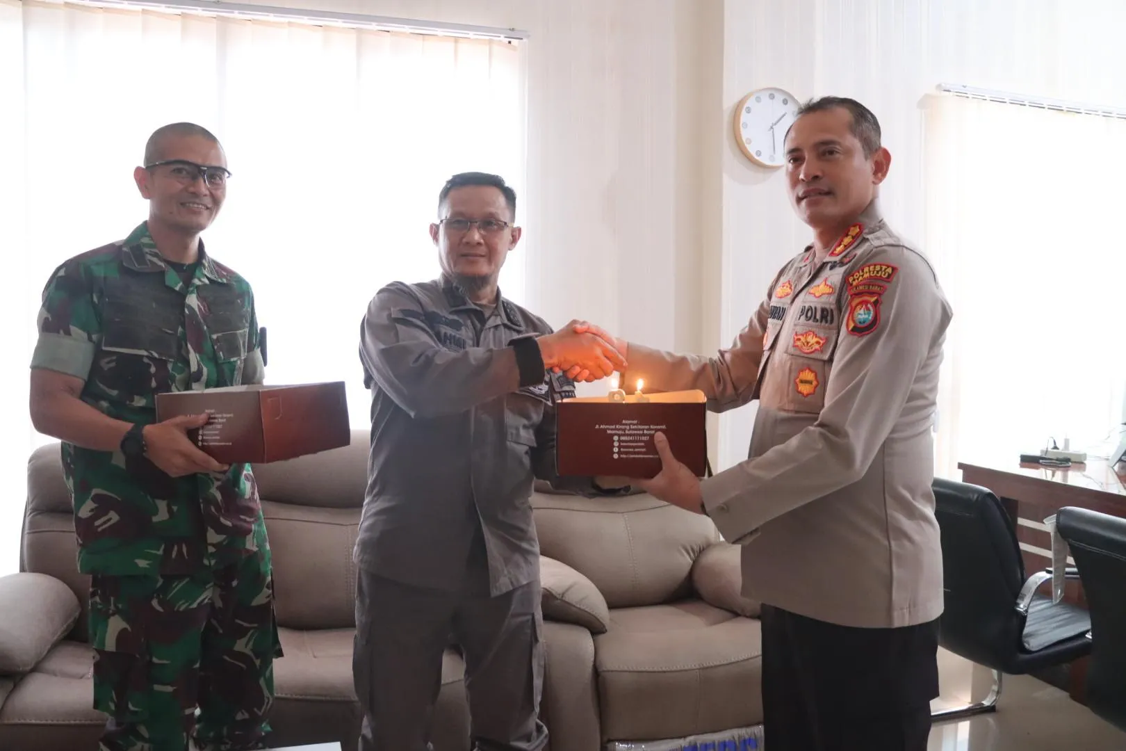 Sinergitas Tiga Pilar! Kapolresta dan Dandim 1418 Mamuju Beri Kejutan Kajari di HUT Kejaksaan RI ke-81