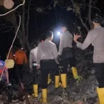 Pantang Pulang Sebelum Padam, Polresta Mamuju Bersama Tim Damkar Berjibaku Atasi Karhutla