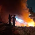 Tumpukan Ban Bekas Terbakar, Petugas Damkar di Kepung Asap