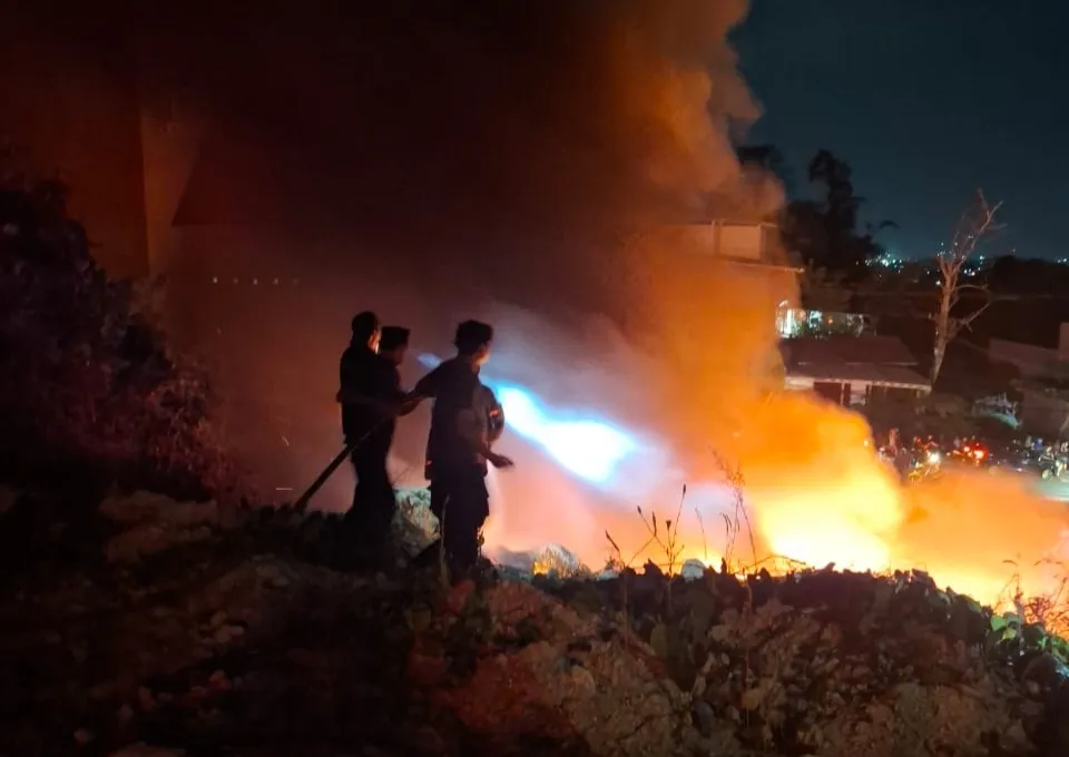 Tumpukan Ban Bekas Terbakar, Petugas Damkar di Kepung Asap