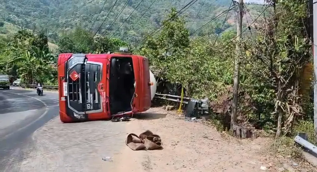 Truk Bermuatan LPG 13 Ton Terguling di Tadui