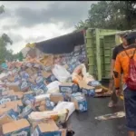 Truk Bermuatan Air Kemasan Terbalik di Jalan Trans Sulawesi Desa Salletto