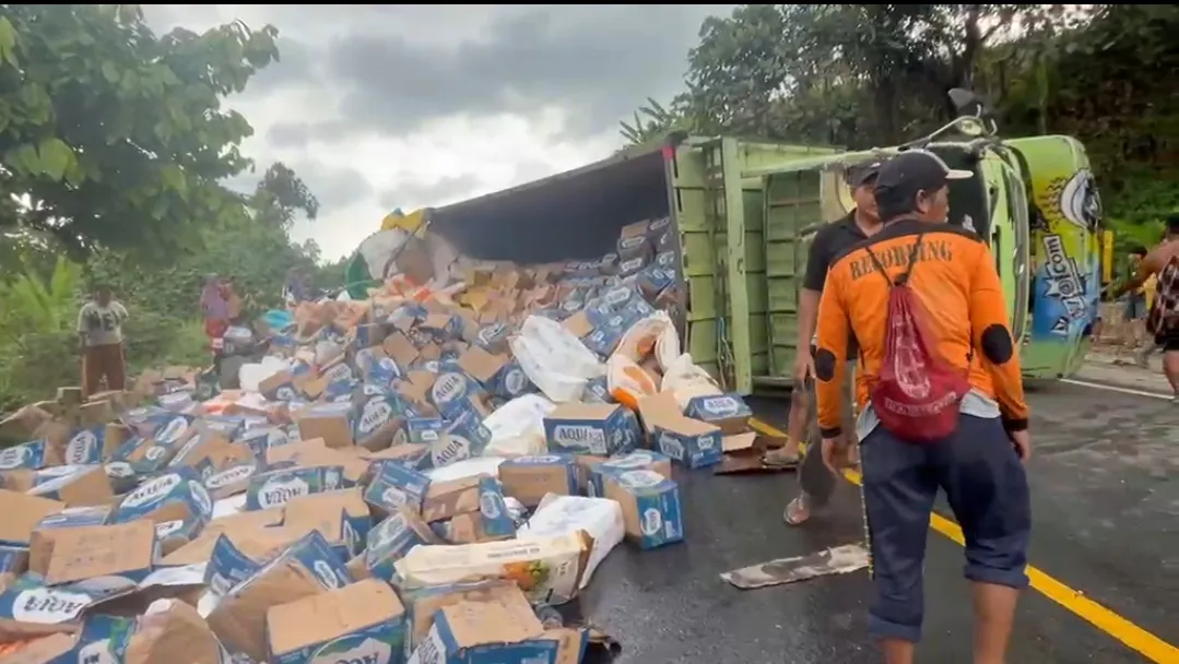 Truk Bermuatan Air Kemasan Terbalik di Jalan Trans Sulawesi Desa Salletto