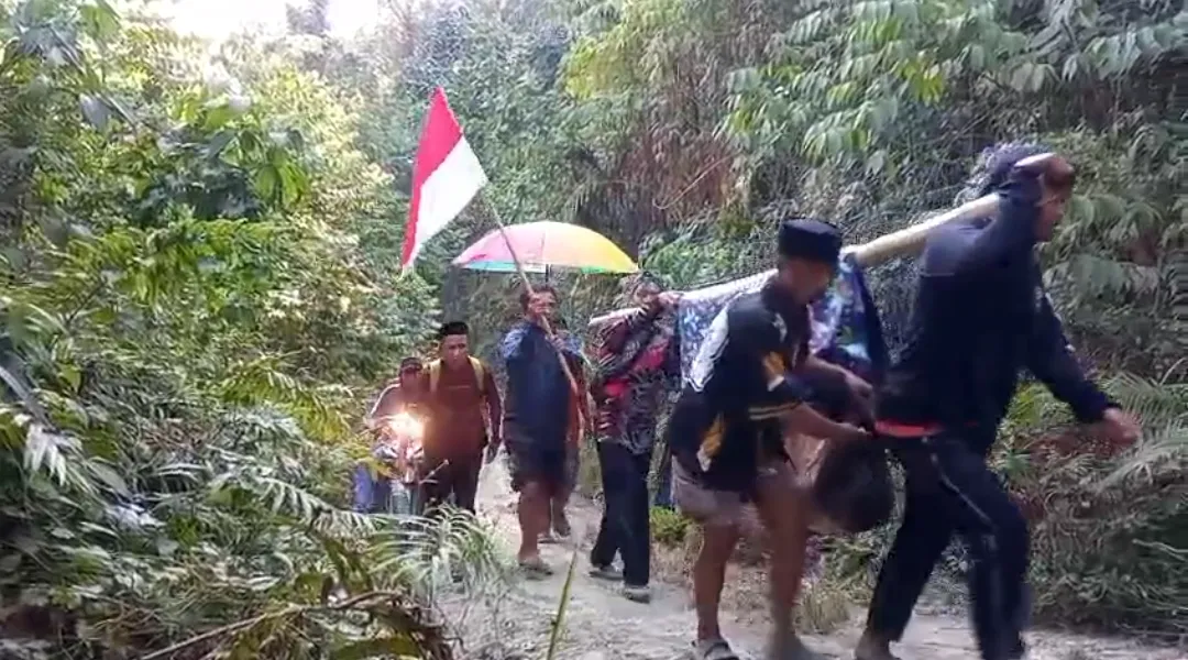 Dievakuasi 7 Kilometer, Ibu Hamil Melahirkan di Tengah Perjalanan
