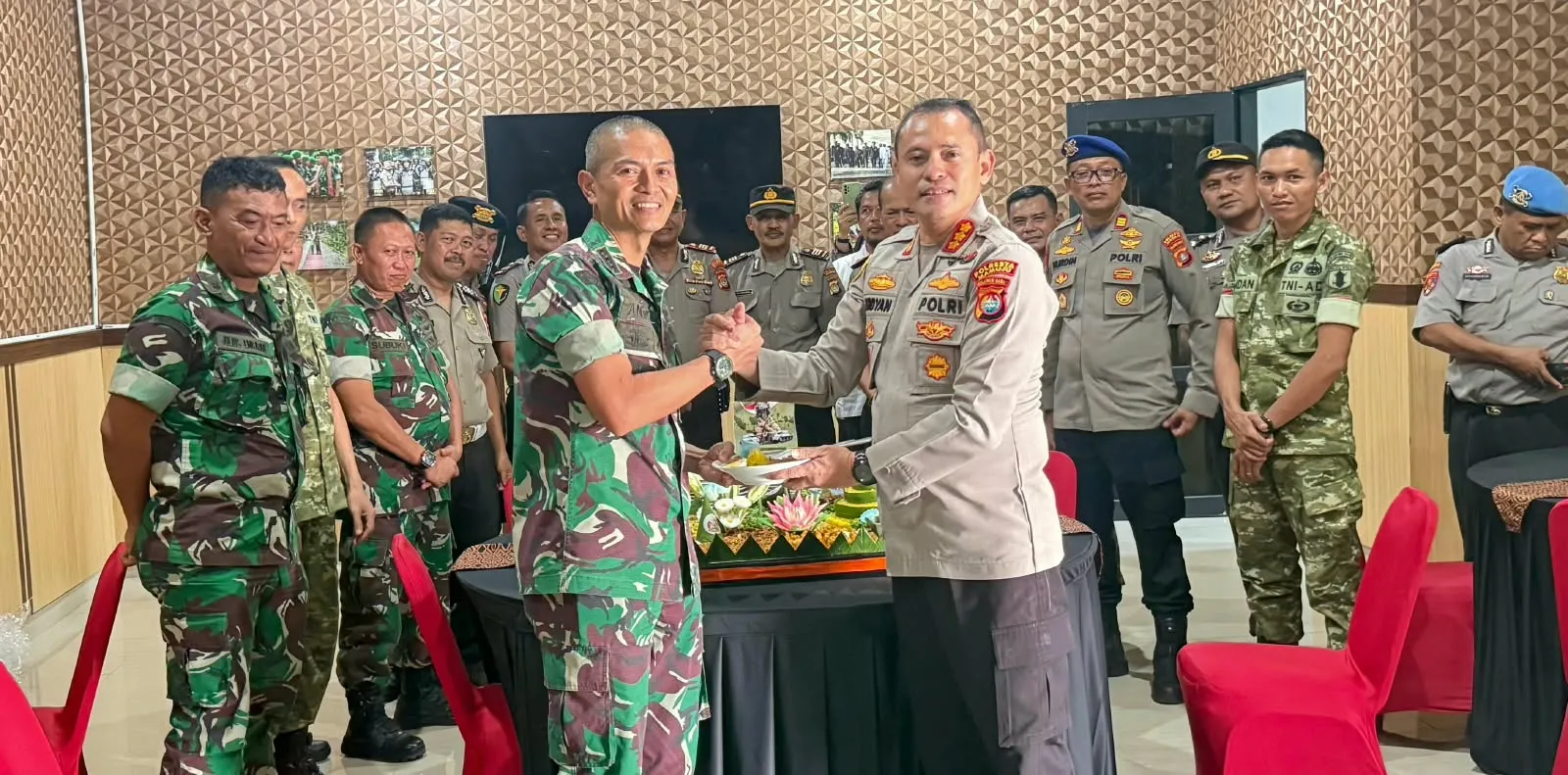 Kejutan Penuh Keakraban, Kapolresta Mamuju Berikan Surprise HUT TNI ke-81 di Kodim 1418/Mamuju