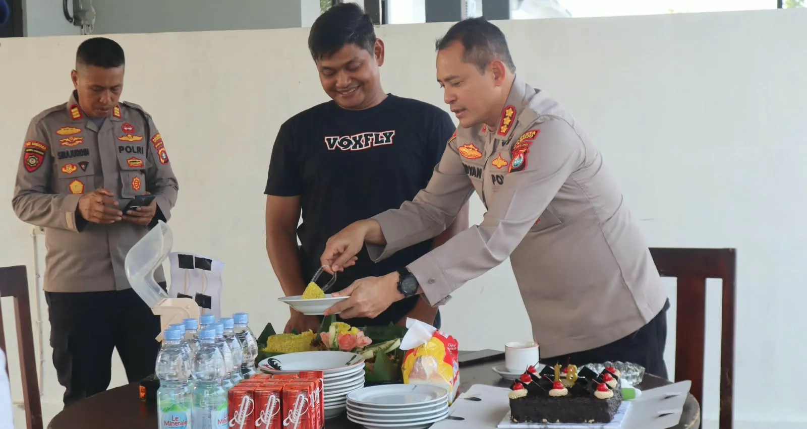 Semarak HUT TNI ke-81, Kapolresta Mamuju Sambangi Lanal Mamuju Bawa Tumpeng dan Kue Tart