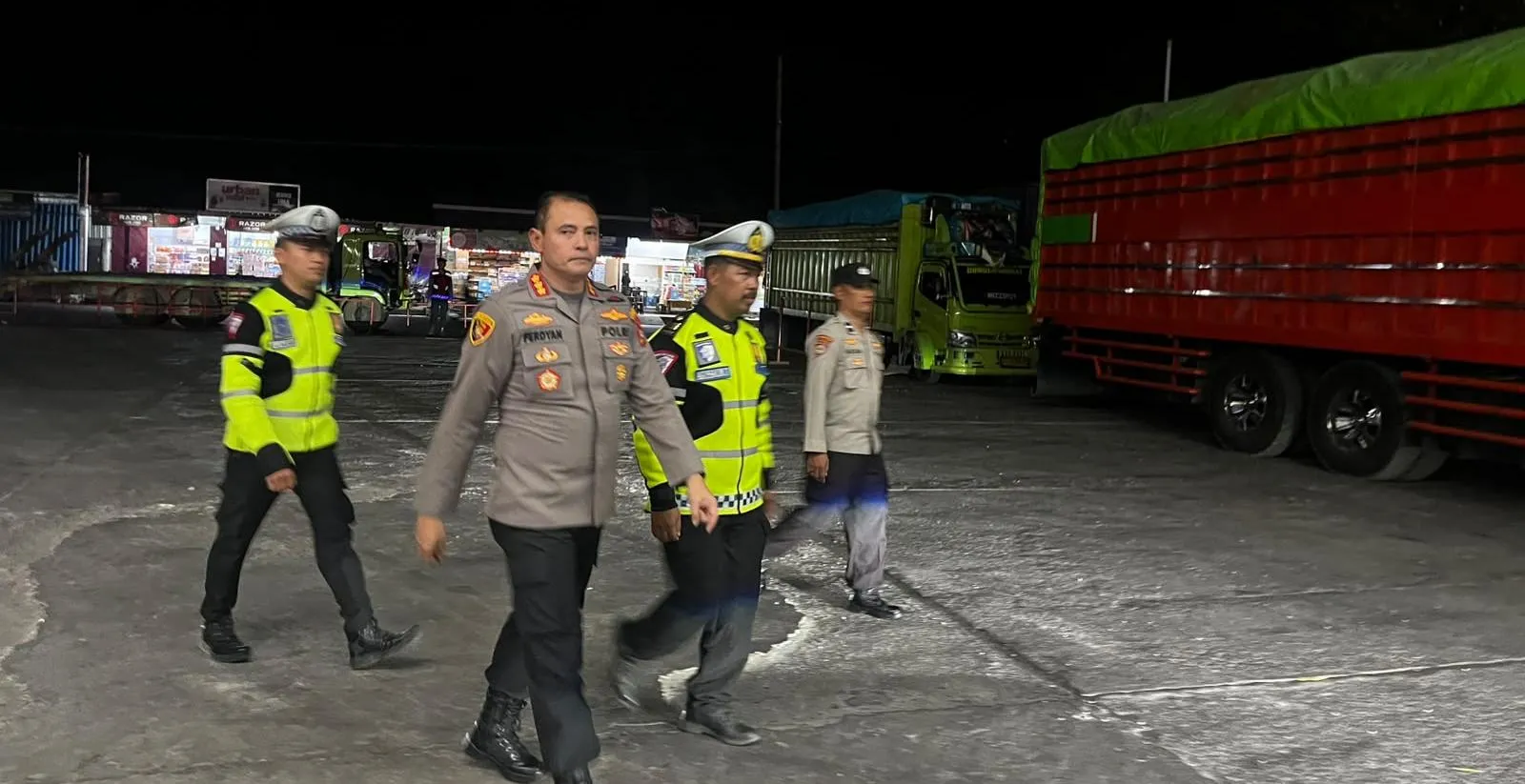 Pastikan Lalin Malam Lancar, Kapolresta Mamuju Cek Langsung Personel di Lapangan