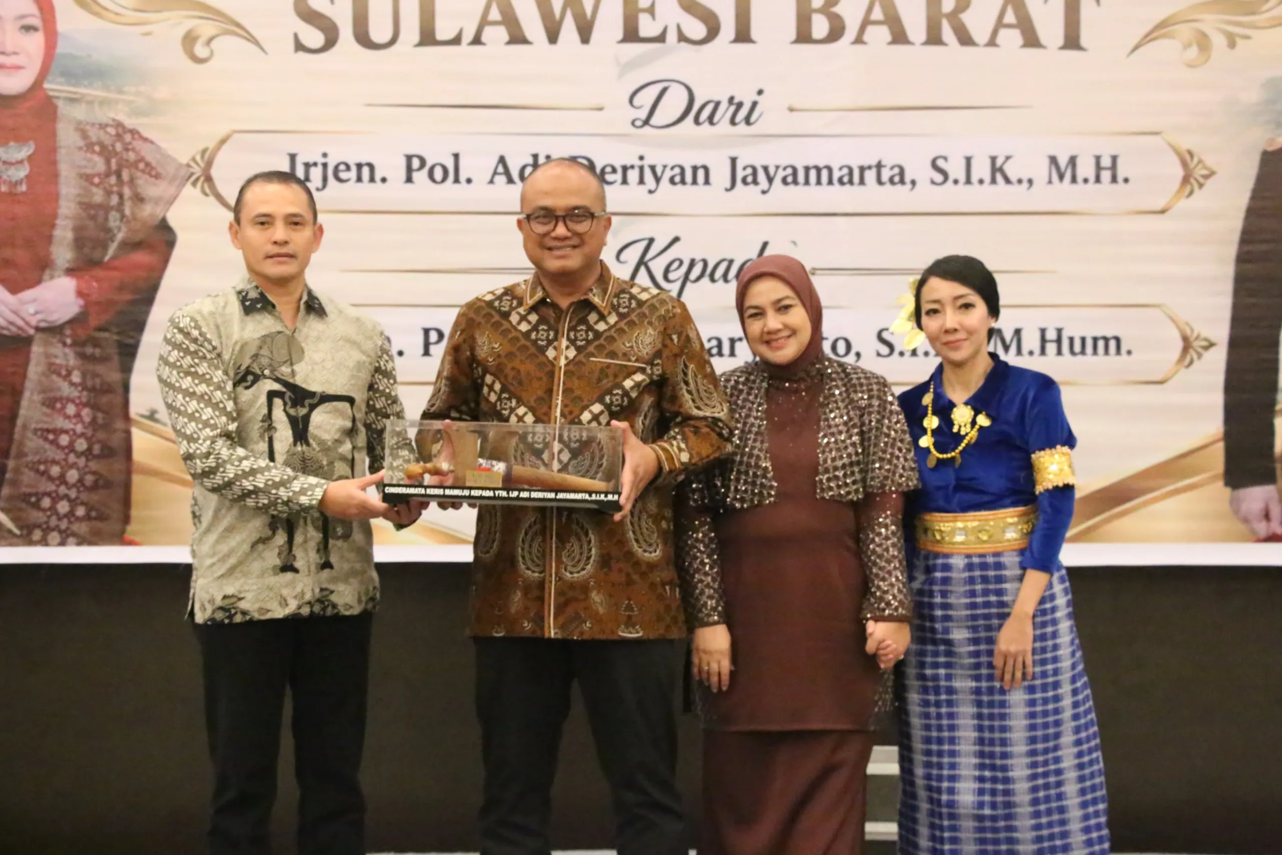 Jejak Pengabdian di Sulbar, Kapolresta Mamuju Hadiahkan Keris Raja Mamuju Penuh Sejarah kepada Irjen Adi Deriyan