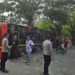 Polsek Kota Mamuju Sigap Evakuasi 21 Korban Kecelakaan Bus Neo Trans Kerumah sakit