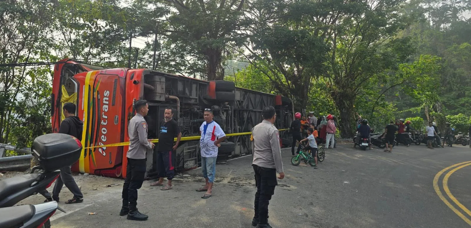 Polsek Kota Mamuju Sigap Evakuasi 21 Korban Kecelakaan Bus Neo Trans Kerumah sakit