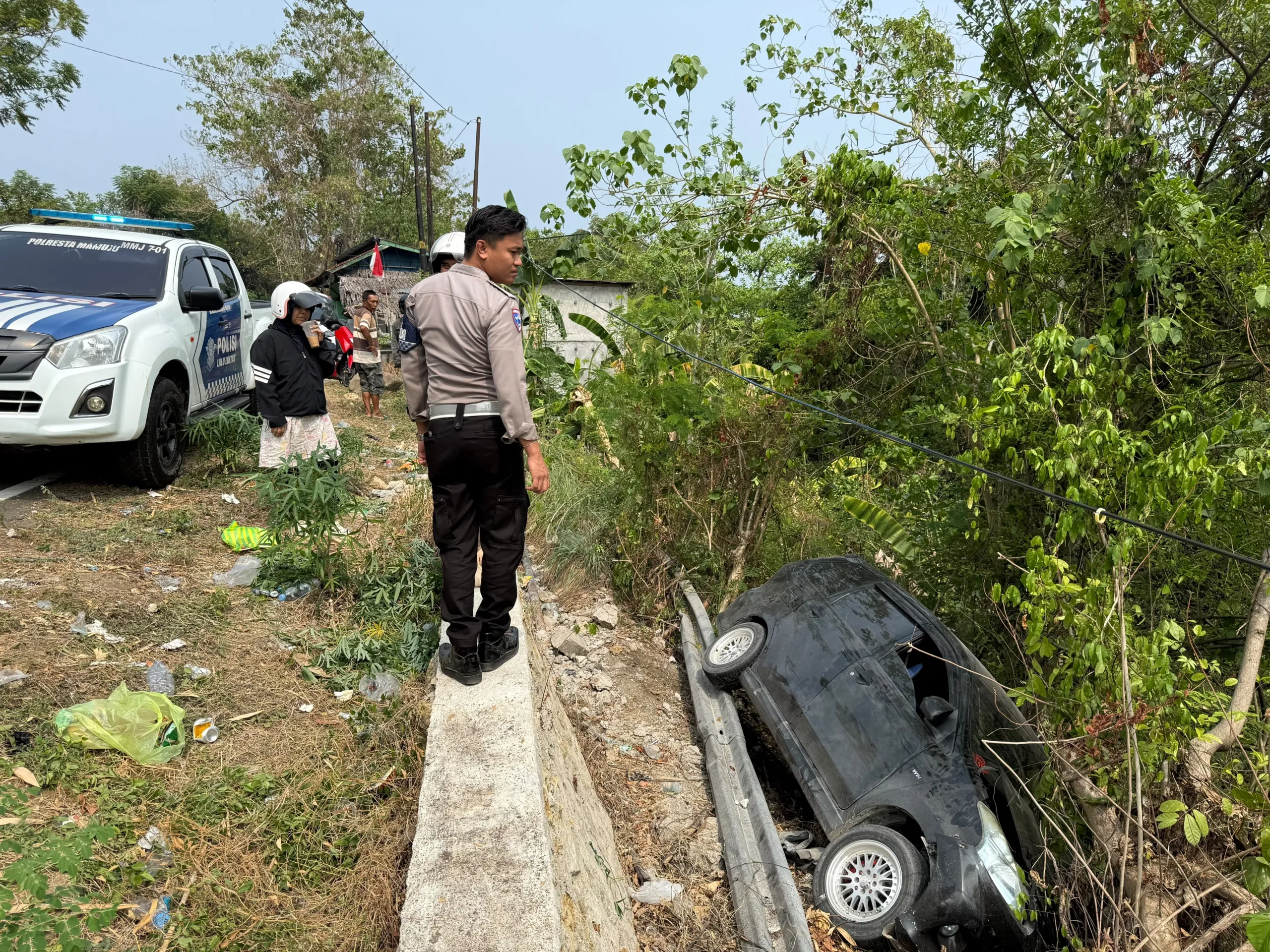 Diduga Kehilangan Kendali, Mobil Avanza Tabrak Pembatas Jalan