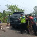 Polantas Polda Sulbar Hadir Bersama Masyarakat Evakuasi Mobil Masuk Lereng