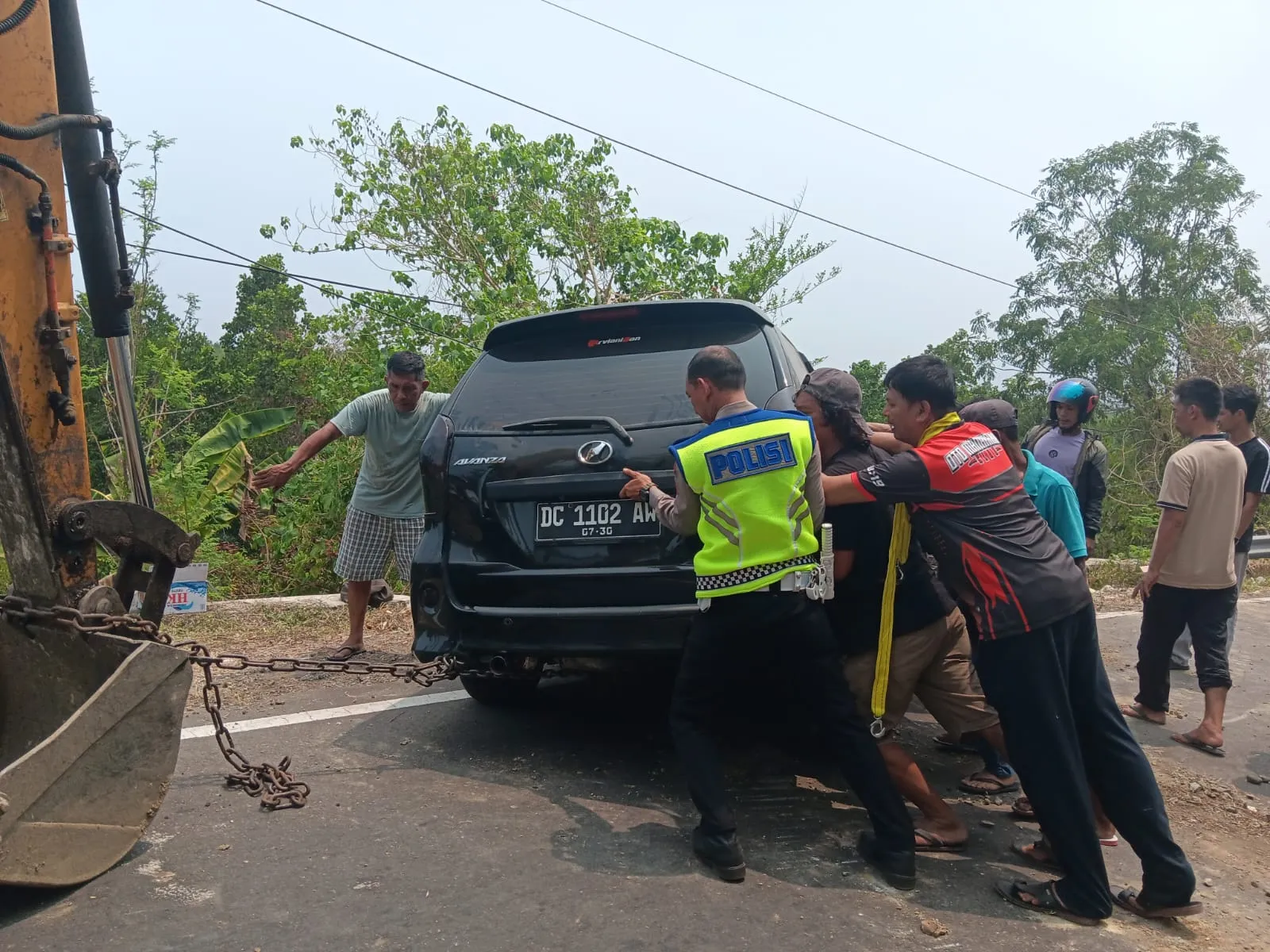 Polantas Polda Sulbar Hadir Bersama Masyarakat Evakuasi Mobil Masuk Lereng