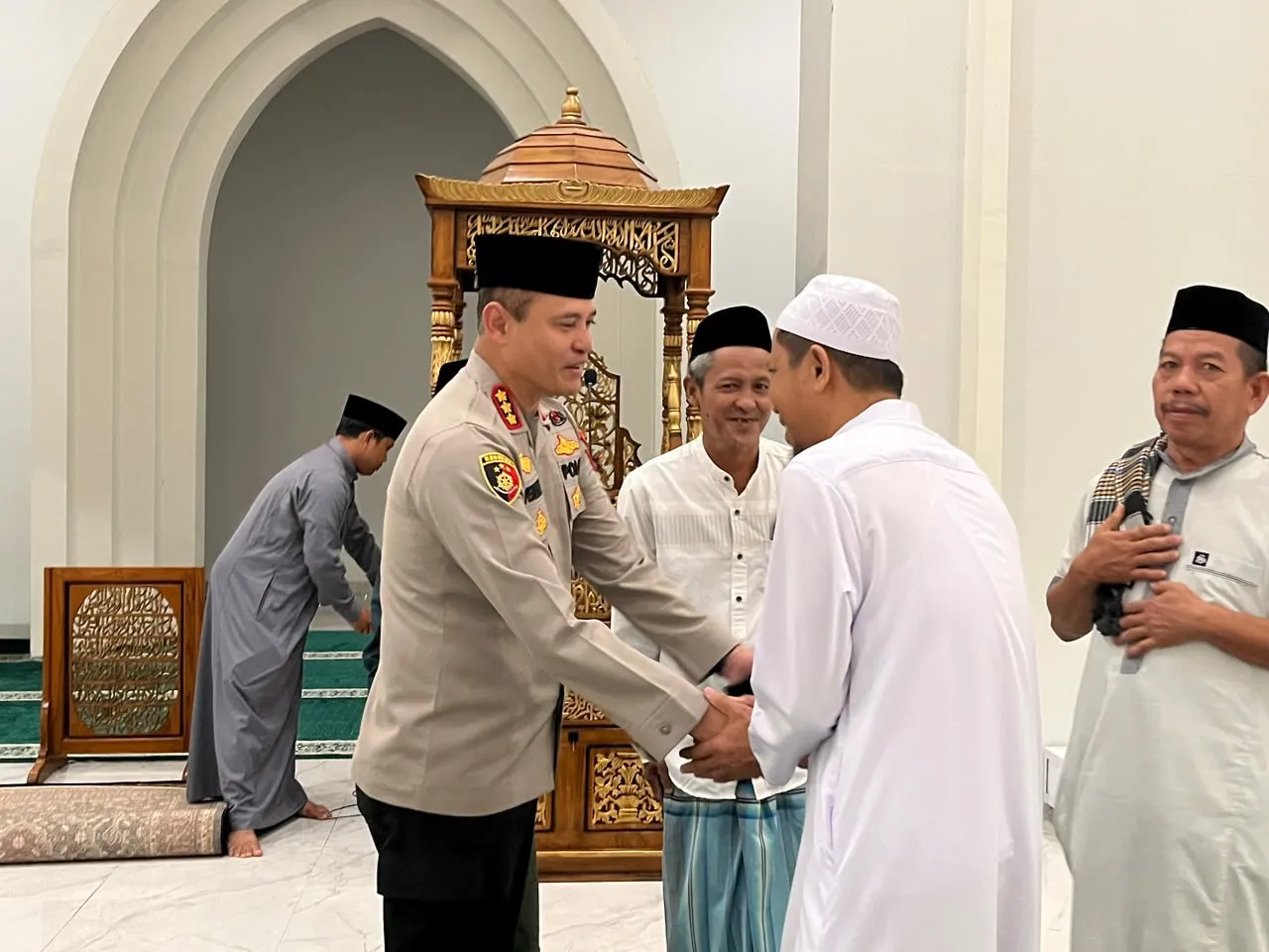 Subuh Keliling: Kapolresta Mamuju Sapa Warga Usai Ibadah, Bangun Kepercayaan dari Hati ke Hati