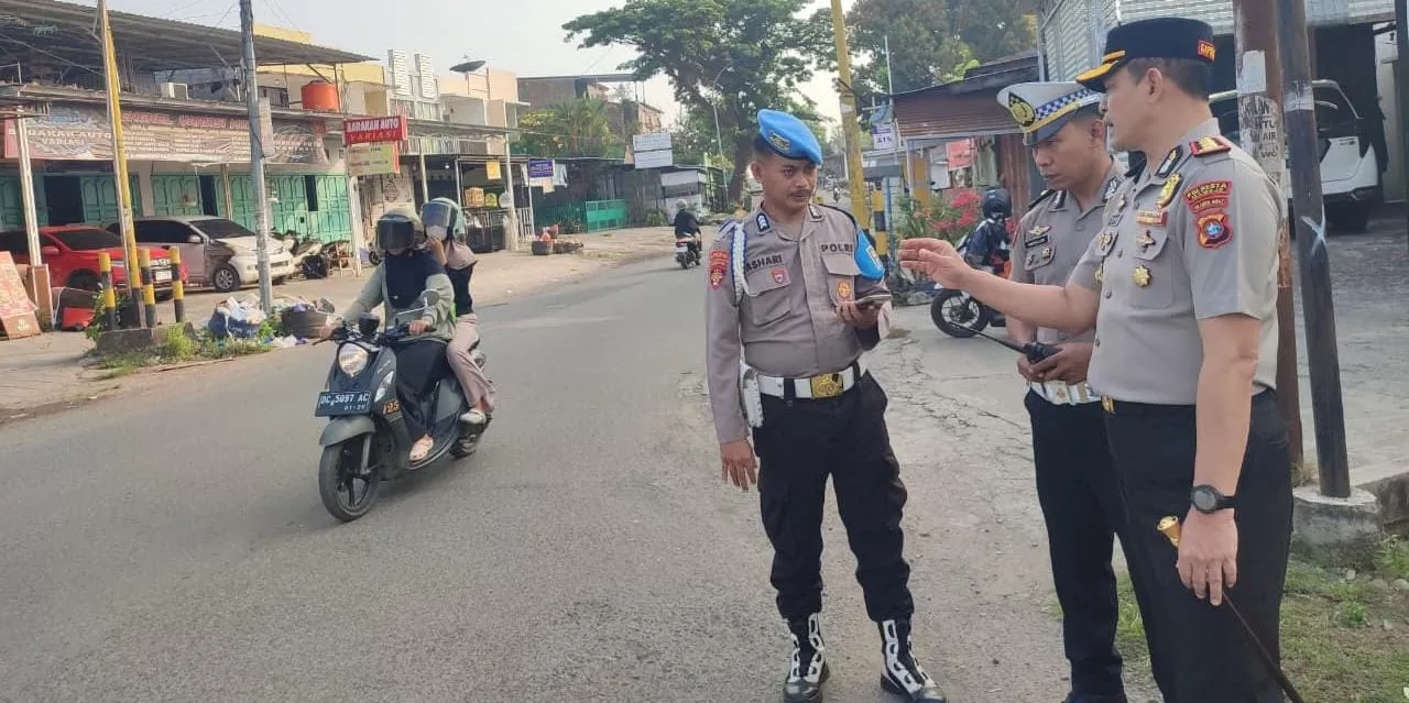 Wujudkan Polri Bersama Masyarakat, Kapolresta Mamuju Pimpin Pengaturan Lalu Lintas Pagi Hari di Jalan Raya