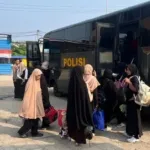 Wujudkan Polisi Bersama Masyarakat, Polresta Mamuju Fasilitasi Antar Jemput 39 Santri ke Pantai Tapandullu