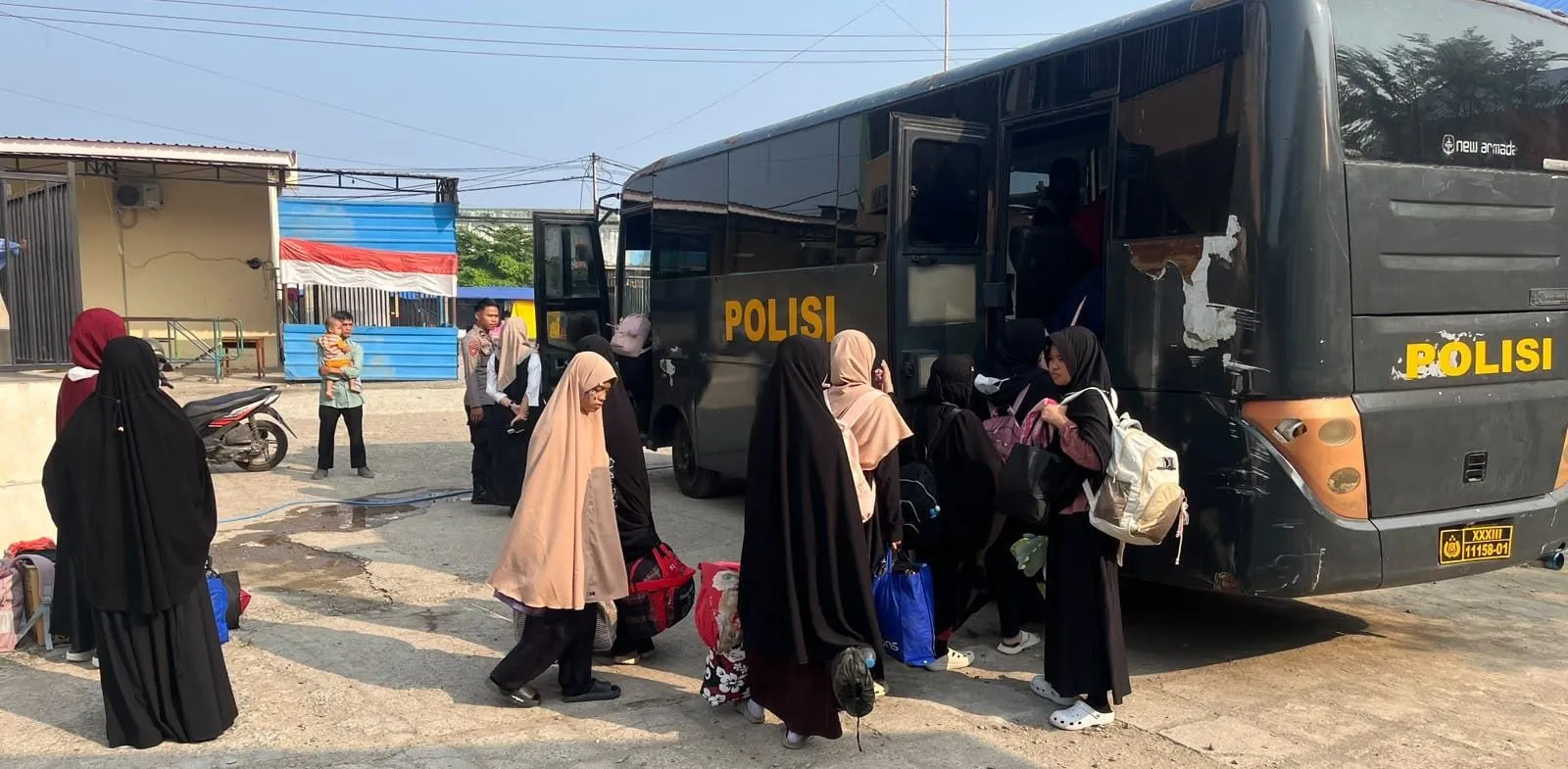 Wujudkan Polisi Bersama Masyarakat, Polresta Mamuju Fasilitasi Antar Jemput 39 Santri ke Pantai Tapandullu